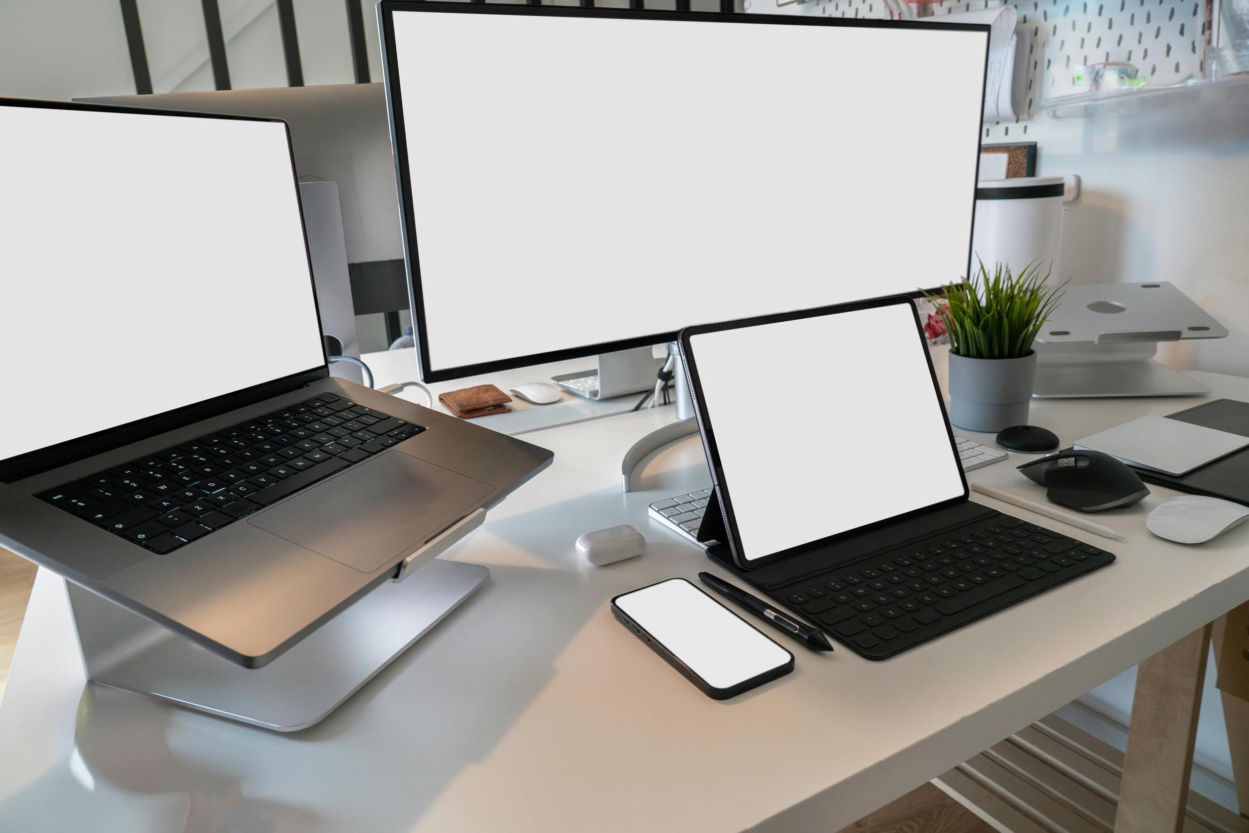 شاشة ديل ألترا شارب 32 بوصة بدقة 6K مقابل شاشة أبل ستوديو