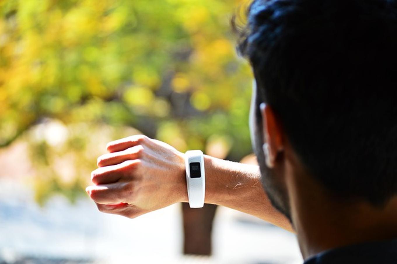 كيف أضبط الوقت على جهاز Fitbit الخاص بي